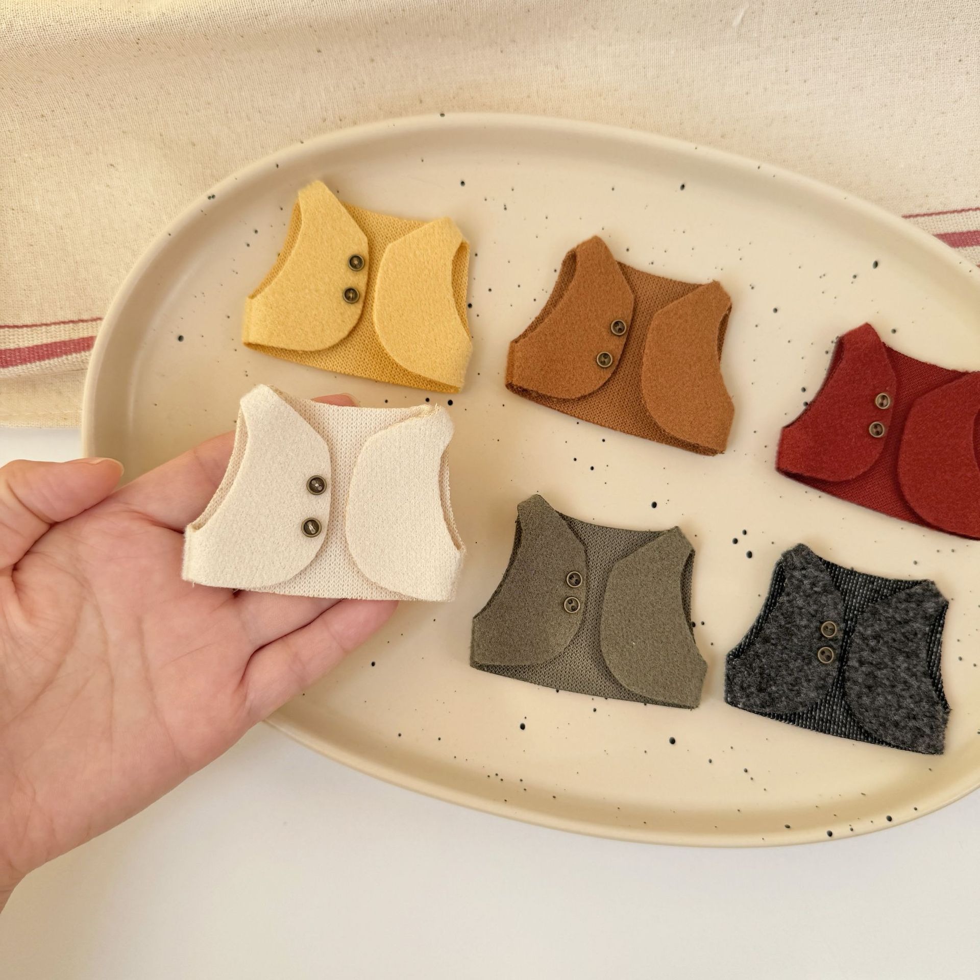 Vintage Fashion Stores - Handgefertigte 10cm Puppenkleidung Vintage Wollweste für